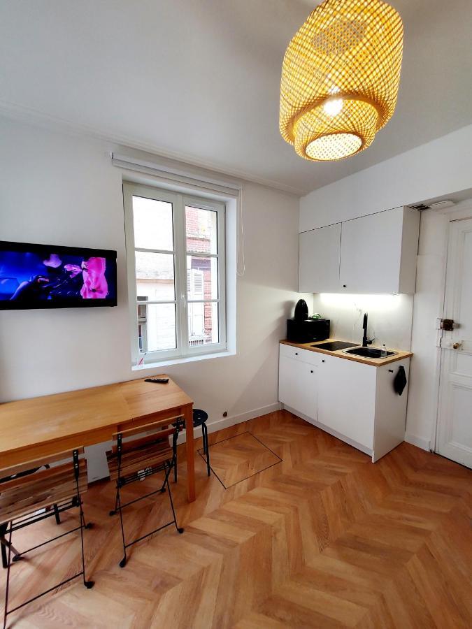 Apartment Jeannette: Beachside Balcony Retreat With Wi-fi
