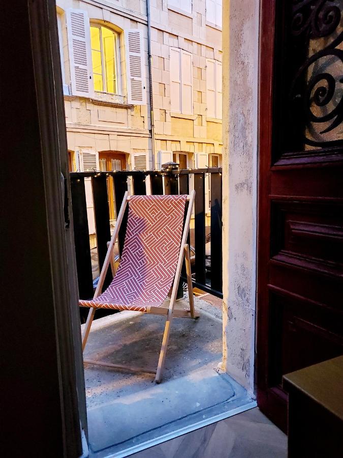 Jeannette: Beachside Balcony Retreat With Wi-fi *